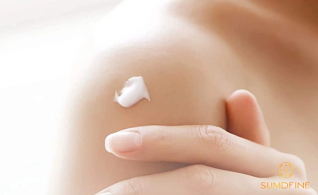 6 Tác hại của kem chống nắng khi dùng sai cách & Cách phòng tránh hiệu quả 9 Bôi kem chống nắng Body cho da mặt