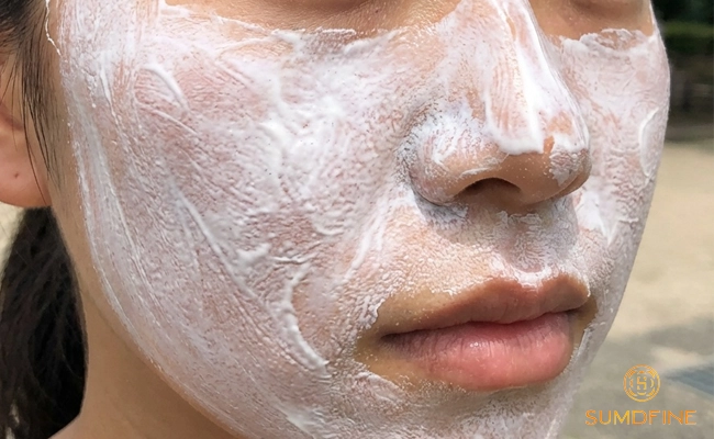 7 Nguyên nhân bôi kem chống nắng bị rát mặt & Cách xử lý ngay tức khắc 2 Bôi lớp kem chống nắng quá dày