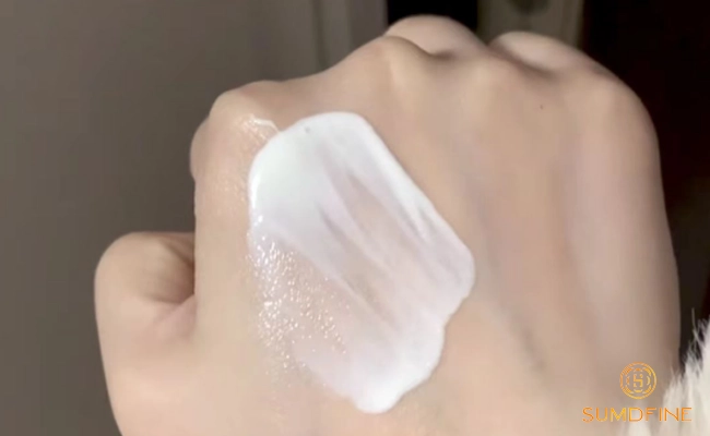 6 Tác hại của kem chống nắng khi dùng sai cách & Cách phòng tránh hiệu quả 4 Thử trước trên vùng da nhỏ