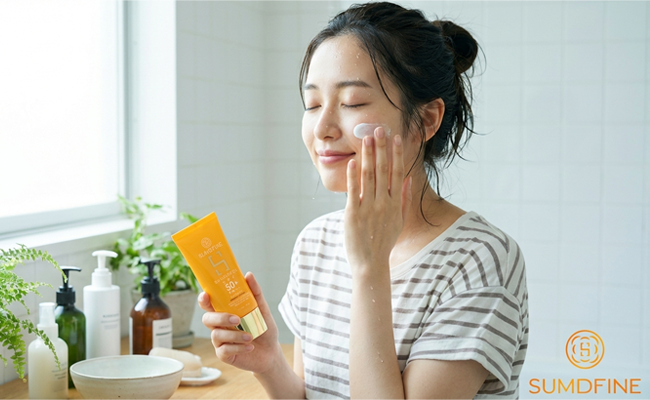 Thoa lại kem chống nắng