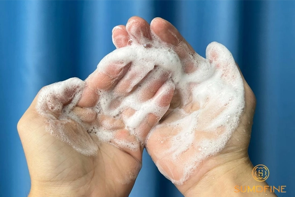 Lựa chọn sữa rửa mặt dịu nhẹ, dạng gel