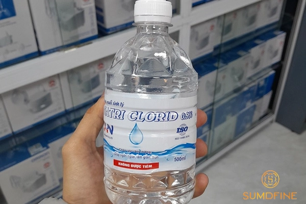 Rửa mặt bằng nước muối sinh lý