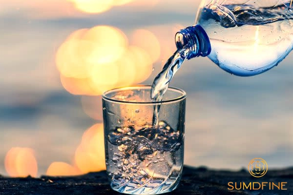 Kinh nghiệm phục hồi da bị cháy nắng hiệu quả, giảm đỏ rát bong tróc 7 Uống nước và nghỉ ngơi