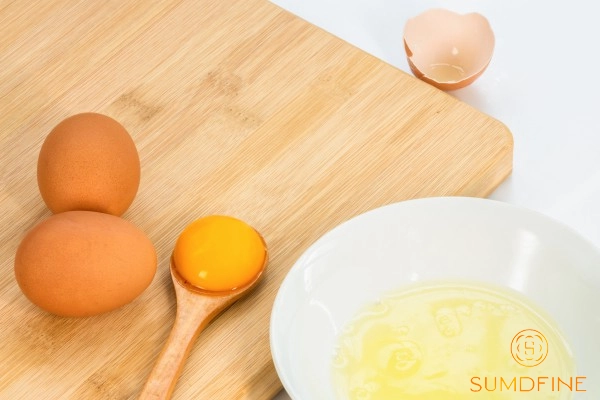 Nhiều người sử dụng trứng gà để mờ thâm giảm nám