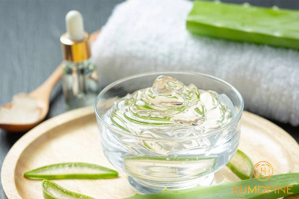 Kinh nghiệm phục hồi da bị cháy nắng hiệu quả, giảm đỏ rát bong tróc 8 Thoa gel nha đam để giảm bỏng rát