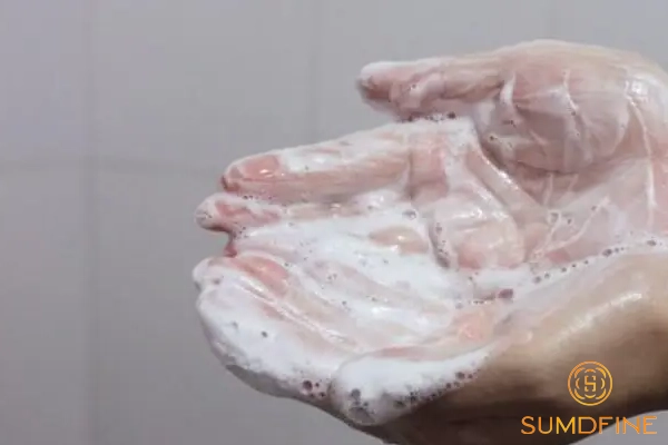 Da mặt bị khô đỏ, hơi rát: Nguyên nhân & Cách xử lý cho từng trường hợp 6 Làm sạch dịu nhẹ để không gây thêm tổn thương nào cho da