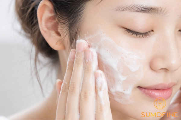 5 cách xử lý da khô căng sau khi rửa mặt để da ẩm mịn trở lại 6 Chuyển sang rữa rửa mặt dịu nhẹ hơn