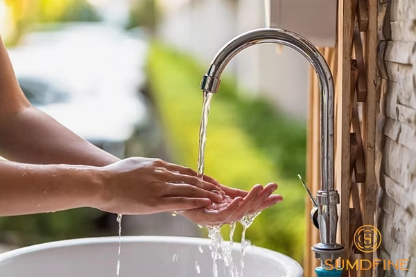 Rửa tay sau khi thoa kem chống nắng