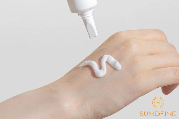 Vì sao đã dùng kem chống nắng nhưng da vẫn bị sạm đen, xỉn màu? 4 Lượng kem chống nắng có thể ảnh hưởng tới khả năng bảo vệ