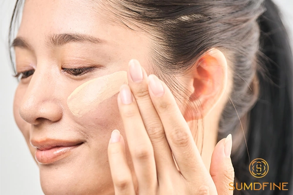 Trời mưa có cần bôi kem chống nắng không? 2 Cần linh hoạt Bôi kem chống nắng khi trời mưa
