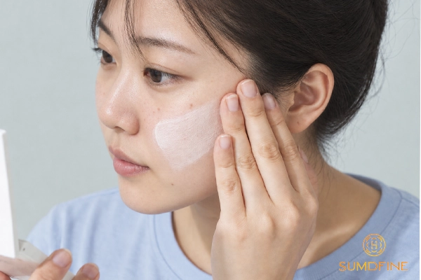 Ngồi nhà có cần dùng kem chống nắng hay không?